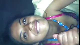 Noho izany, vehivavy blonde mahafatifaty dia manao video firaisana ara-nofo awezone rehefa mivoaka ny ray aman-dreny