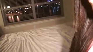Ny sipa mahafatifaty brunette mafana dia manao video mahafinaritra momba ny firaisana an-trano, mankafy