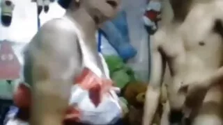 Zazavavy manana tits voajanahary lehibe sy firaisana amin'ny anal
