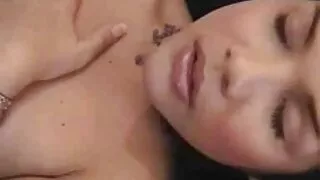 Brunette amin'ny vozon'akanjoko manao firaisana
