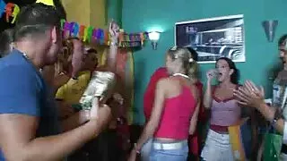 Tena mahafatifaty brunette milf vady mahafinaritra ao amin'ny efitra fandroana eo anoloan'ny ny camara,! masina fuck!