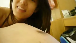 Blonde miaraka amin'ny tratrany lehibe dia manao masturbate eo anoloan'ny fakantsary