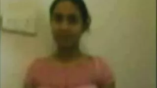 Nolavin'ny akoho lehibe ilay brunette kely ary nahazo crème