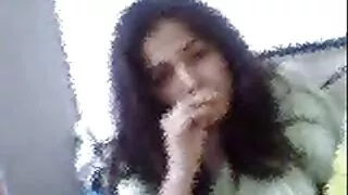 Zazavavy tsy ampy taona minono akoho amin'ny cam