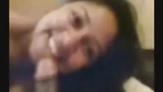 Tanora brunette mahafatifaty mameno kilalao ny entany