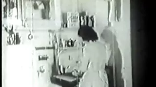 Brunette tovovavy mampiasa ny molotra malefaka