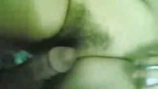 Brunette minono akoho ary totohondry ny lehilahy