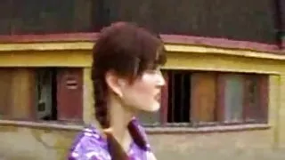 Sexy brunette miaraka amin'ny tits voajanahary manao firaisana ara-nofo ary manome blowjob