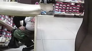 Brunette dia faly amin'ny akoho lehibe iray ao amin'ny pussy