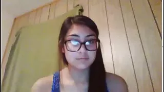 Brunette miaraka amin'ny tits mahafinaritra sy ny cum amin'ny tarehy
