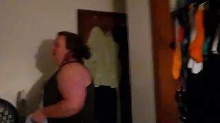 Brunette miaraka amin'ny sofin'ny saka dia maneno akoho