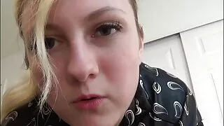 Ny tovovavy mafana dia manomboka manao masturbate ho an'ny mpankafy azy