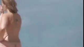 Vehivavy mafana amin'ny nono lehibe manome blowjob