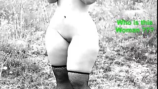 Brunette mitsentsitra ny akoho amin'ny sivy amby enimpolo pose